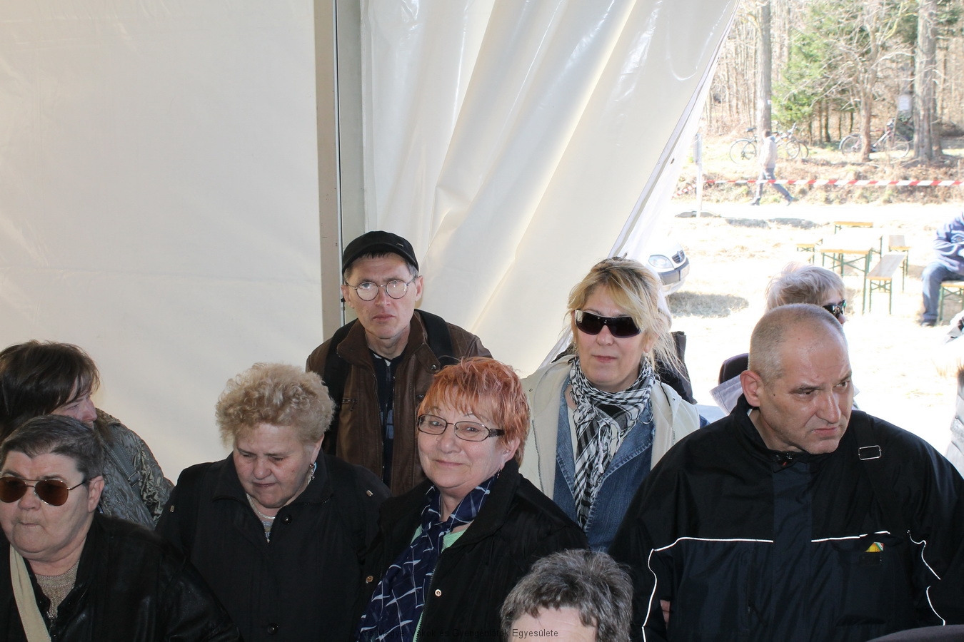 A rendezvénysátorban hallgatja a társaság az Ünnepi megnyitót, melyet Virág János polgármester mondott.