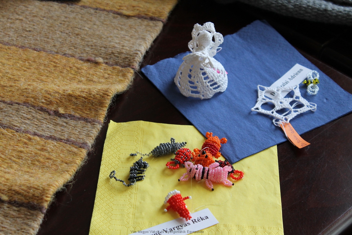 Kertészné Vargyas Réka gyöngyből fűzött állatkái és Dr. Szalai Adrienn horgolása látható.