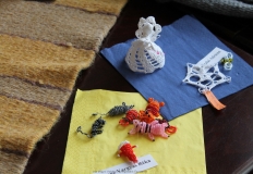 Kertészné Vargyas Réka gyöngyből fűzött állatkái és Dr. Szalai Adrienn horgolása látható.