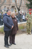 Az Elnök Úr és az Alelnök asszony elhelyezi az emlékezés koszorúját Horvát Boldizsár szobránál.