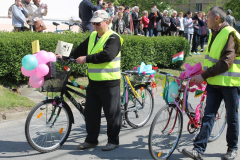 Horváth József és Vörös Lajos a két kerékpárral a felvonuláson. Sok-sok papírvirággal díszítették a kerékpárokat. A Facebookon lehetett a képekre szavazni. A nyertes a 2018-as Virágút arca lesz.