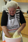 Nagyné Marika dagasztja a fánknak való tésztát, mely 3 kg lisztből készült.